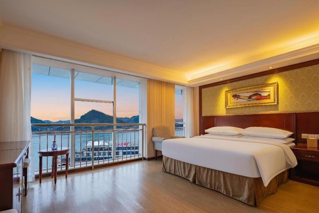 Yichang Vienna Hotel Wanda Branch Ngoại thất bức ảnh